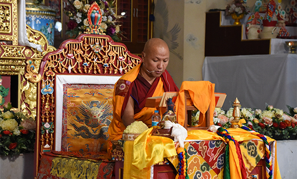 Sangye Nyenpa Rinpoche Offers Reading Transmission to Monastics
